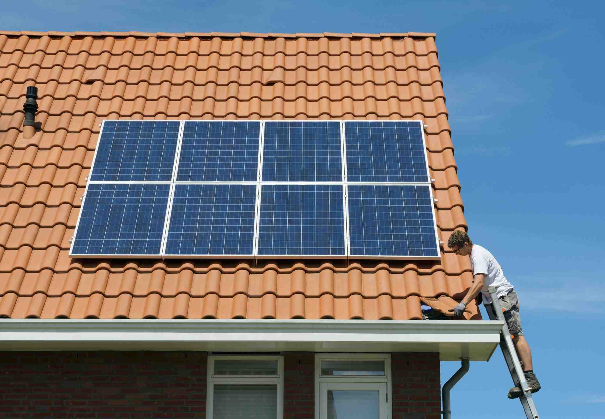 How much is the average solar installation?