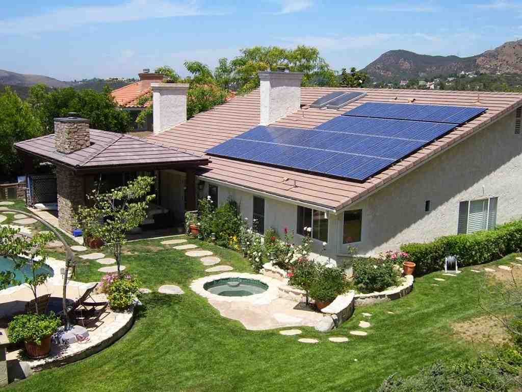 What brand of solar panels does sunrun use?
