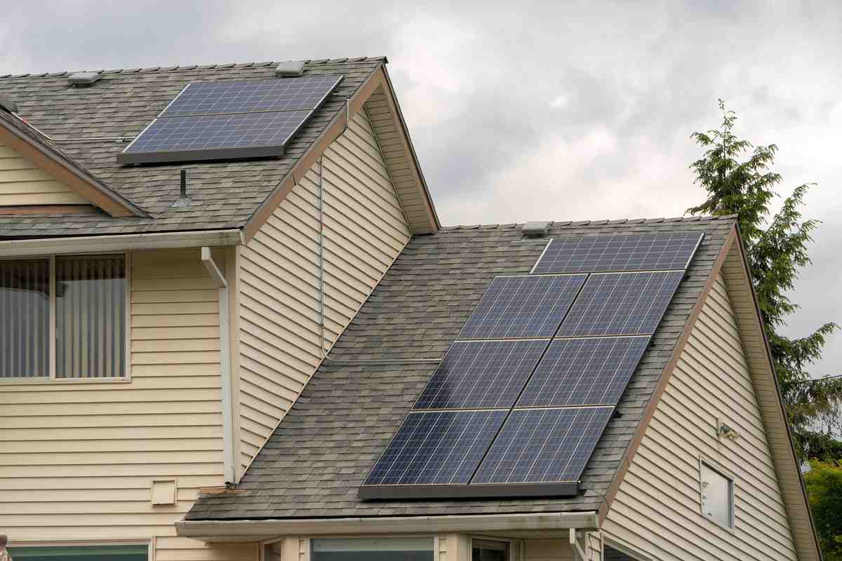 How much do solar panel salesman make in California?