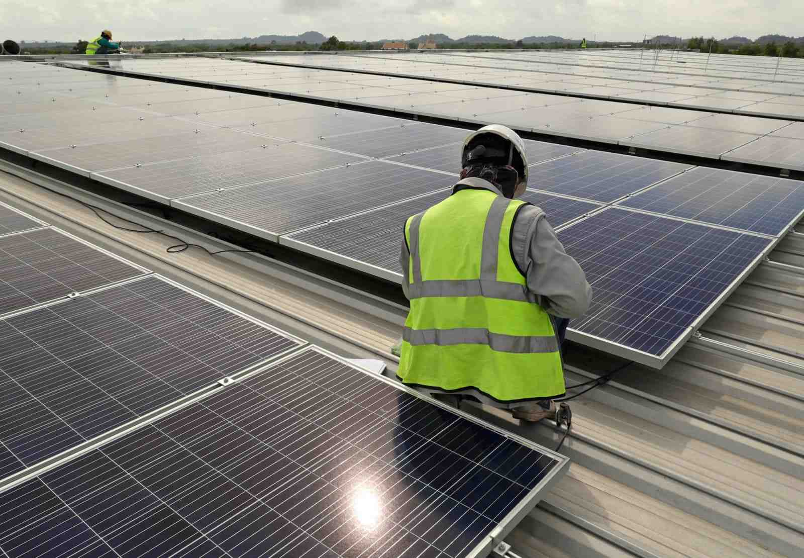 How much do solar installers make per job?