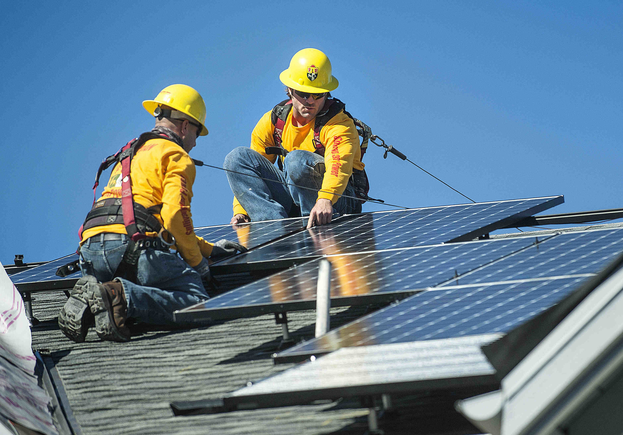 How much do solar workers get paid?