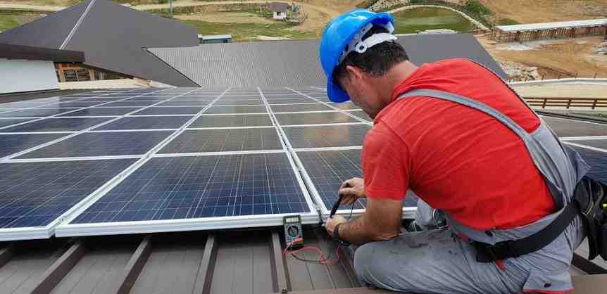 What is a solar energy contractor?