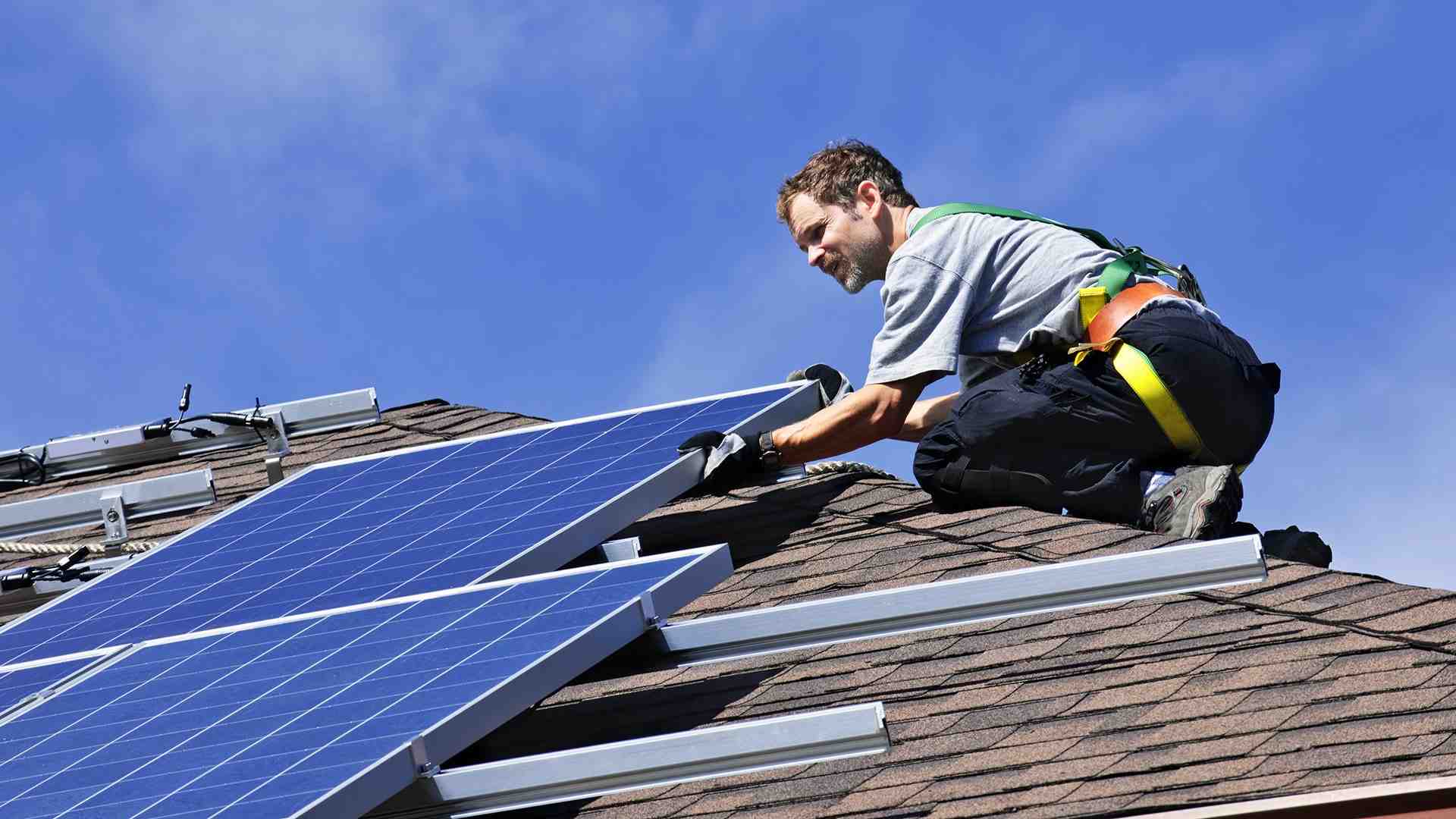 How do I become a solar contractor?