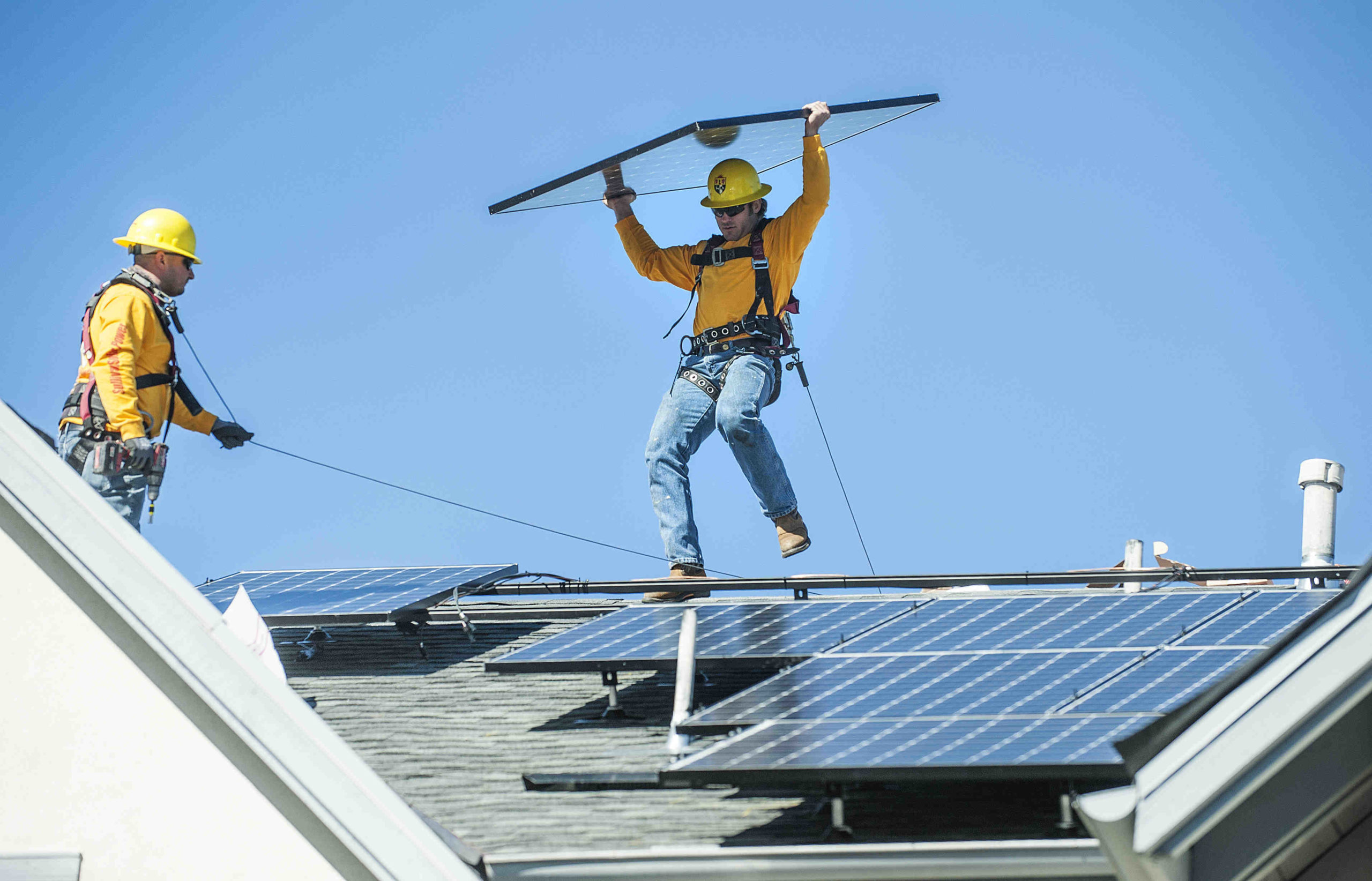 How much do solar panel contractors make?
