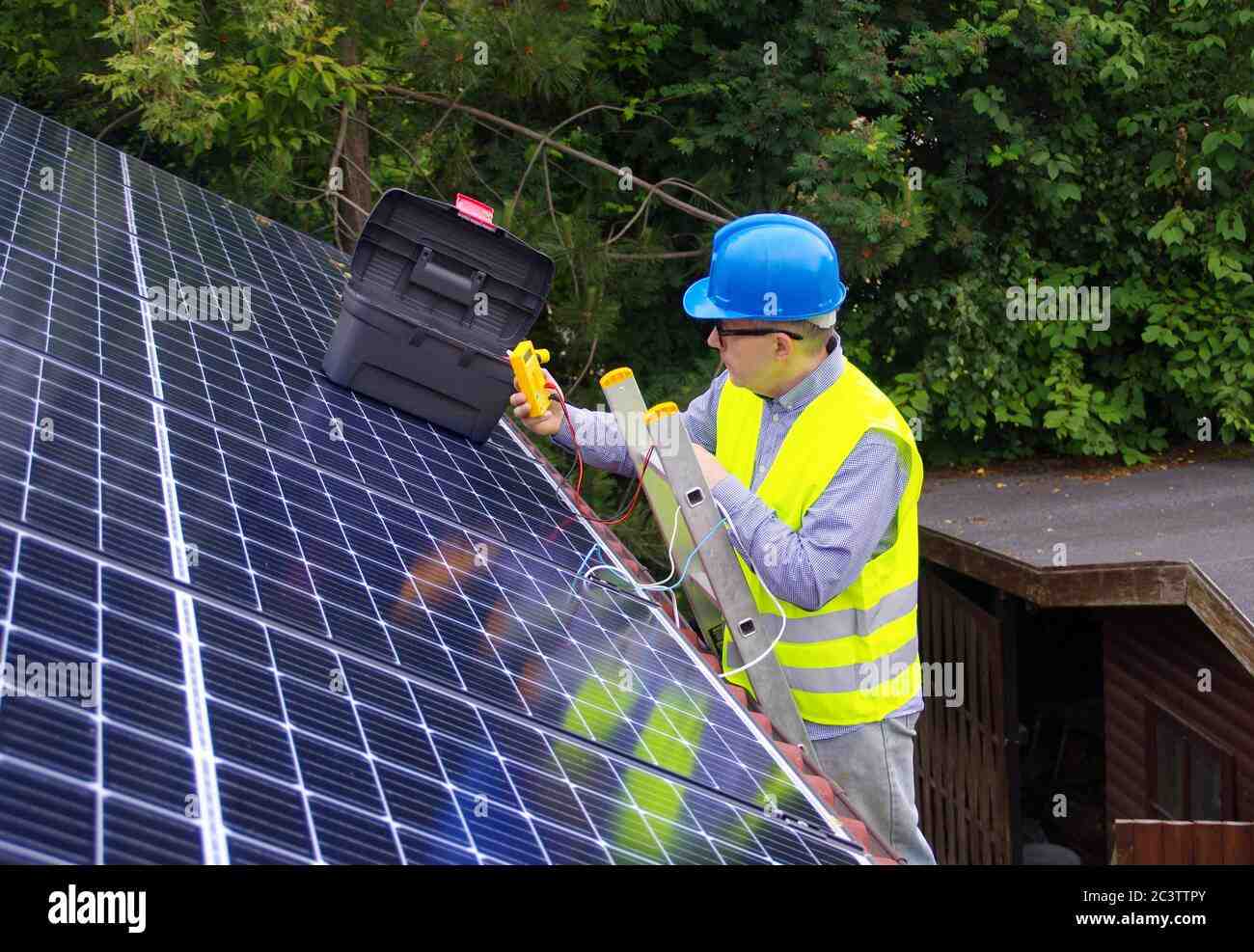 How much do solar panel installers make?