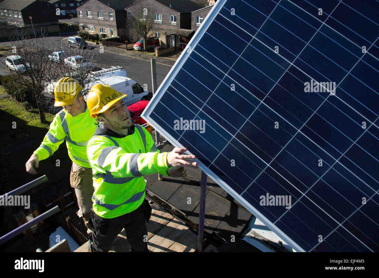 How much does it cost for someone to install solar panels?