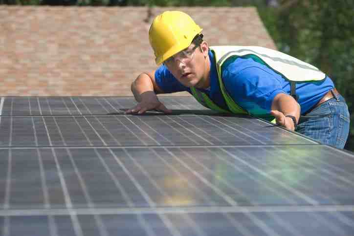 Do solar installers make good money?