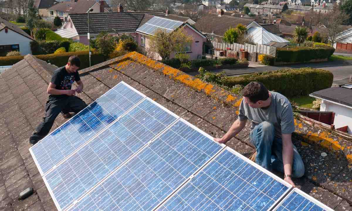 How many solar panels are needed to run a house?