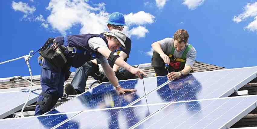 How much does a solar installer earn?