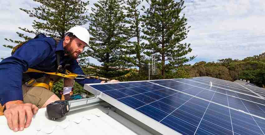 What does a solar installer do?
