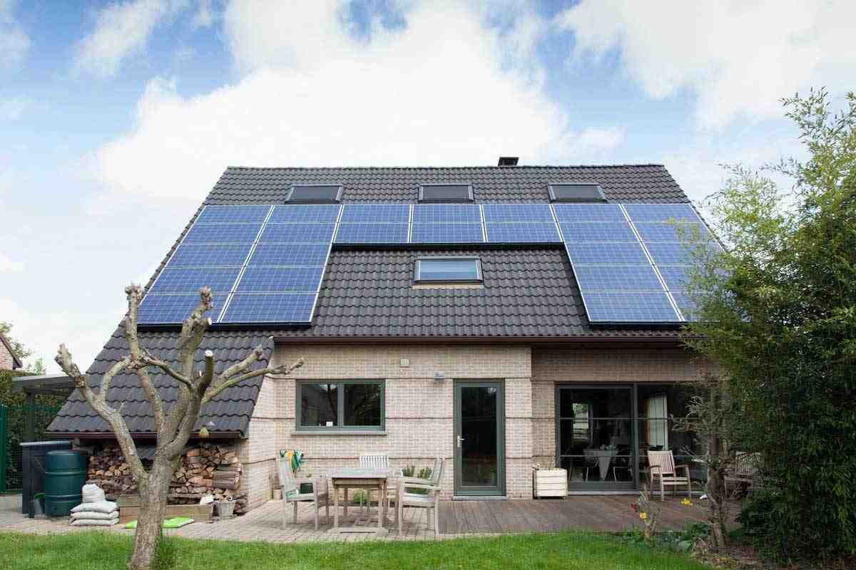 How much does it cost to turn a house into solar?