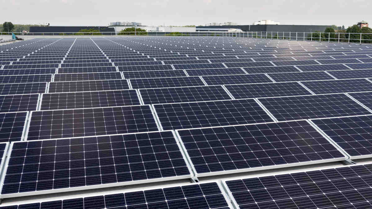 How much power does a commercial solar panel generate?