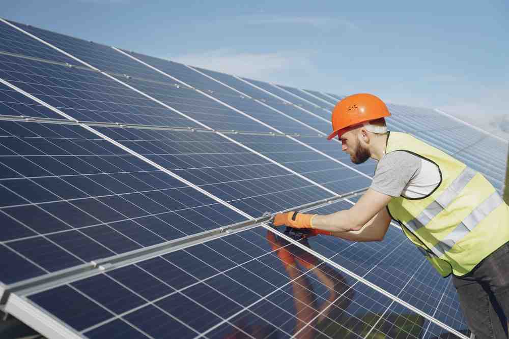 What is a solar panel installer?